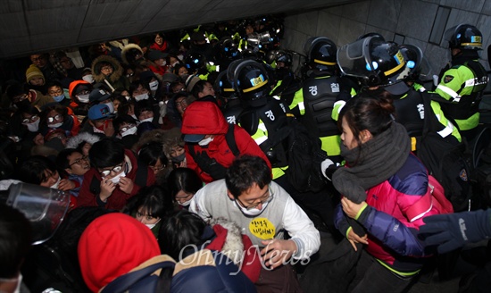 학생과 노동자들이 28일 오후 서울 종로구 광화문역에서 국정원을 비롯한 국가기관의 불법대선 개입 진상규명과 철도민영화 계획 중단을 요구하며 거리행진을 시도하기 위해 지하철역을 나오려하자, 경찰들이 이를 저지하고 있다.