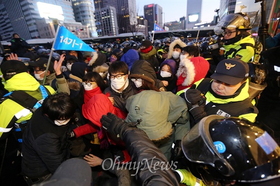 28일 오후 서울시청앞 서울광장에서 열린 '민영화 저지, 노동탄압 분쇄, 철도파업 승리 민주노총 1차 총파업 결의대회'에 참가했던 노동자, 학생들이 광화문광장으로 향하다 경찰과 충돌해 뒤엉켜 넘어지고 있다.