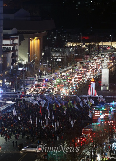 철도민영화 반대와 박근혜 대통령 퇴진을 요구하는 민주노총 시위대가 28일 오후 청와대 방면으로 행진을 시도하다 세종로 사거리에서 경찰에 막혀 대치하고 있다.