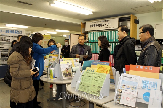 푸른희망군포21 실천협의회(이하 군포의제 21) 일본 마을공동체 현장 방문 참가자들이 ‘가나가와 현민생활 서포트센터’ 시설을 둘러보고 있다. 