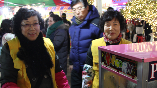 목포크리스마스트리문화 축제 팝콘을 튀기고 있는 두 분 권사님의 모습이네요.