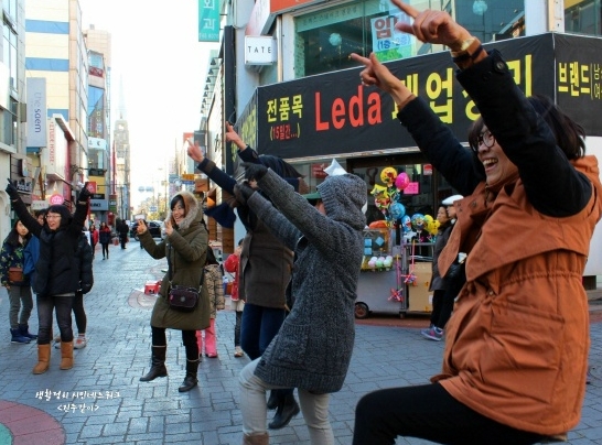 경남 진주에서 열린 <진주, 안녕들하십니까> 대자보 문화제에 참여한 시민들이 '바위처럼' 노래에 맞춰 흥겹게 춤을 추고 있다.