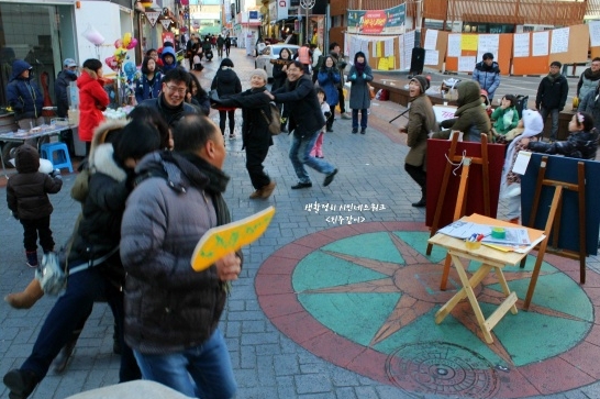 28일, 경남 진주 차없는 거리에서 열린 <진주, 안녕들하십니까?>에 참여한 시민들이 함께 대동 춤을 추고 있다.