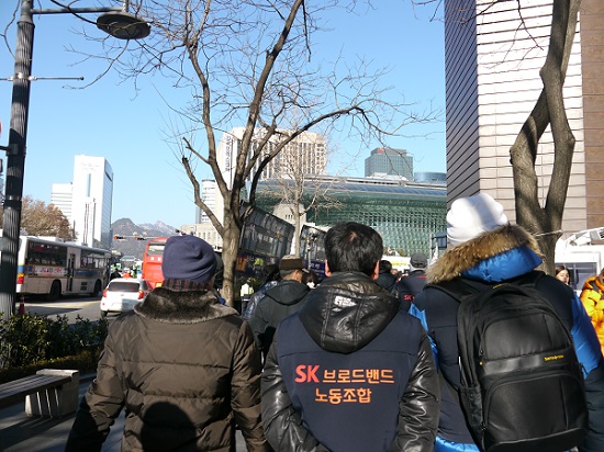 SK브로드밴드 노조 간부들이 시청 광장으로 향하고 있다. 사진 왼쪽에 경찰버스가, 중간에는 폴리스라인이 보인다.