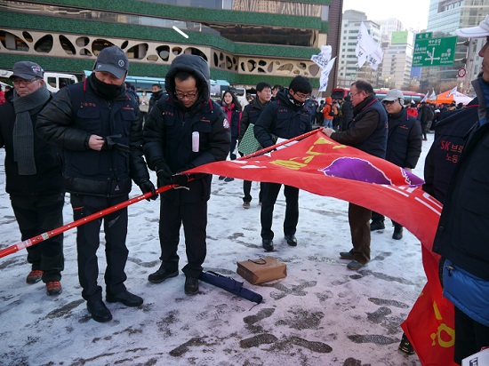 SK브로드밴드 노동조합 간부들이 깃대에 노조기를 묶고 있다. 