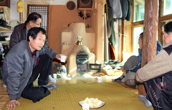 김태경씨가 만든 아궁이와 난로를 직접 확인하기 위해 인근 주민들이 찾아오고 있다.   