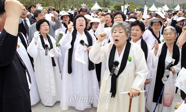 5월 18일 광주광역시 북구 운정동 국립 5·18민주묘지에서 열린 '제33주년 5·18 민주화운동 기념식'에서, 오월어머니회 등 5.18단체 회원들이 '임을 위한 행진곡' 제창 무산에 항의하며 노래를 합창하고 있다.