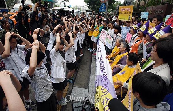 5월 29일 오전 서울 종로구 일본대사관 앞에서 열린 '일본 위안부 문제 해결을 위한 1076차 수요집회'에서 충남 대천여자고등학교 한국사동아리 학생들이 위안부 피해자 할머니들에게 손으로 하트모양을 만들며 응원하고 있다.