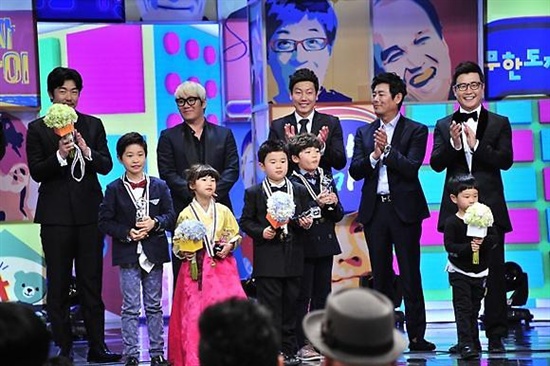  MBC <2013 MBC 방송연예대상>에서 대상을 수상한 <아빠 어디가> 팀.