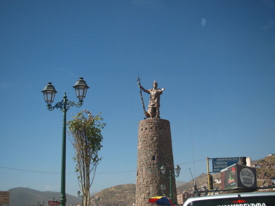 쿠스코 시내의 잉카제국의 황제 동상. (2011년 6월 사진)