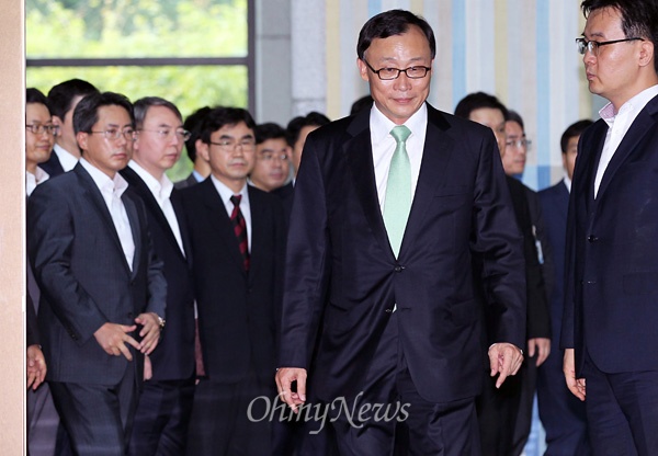 '혼외아들' 의혹을 받고 있던 채동욱 검찰총장이 지난 2013년 9월 13일 전격 사의를 표명한 뒤 서초동 대검찰청사를 떠나고 있다. 