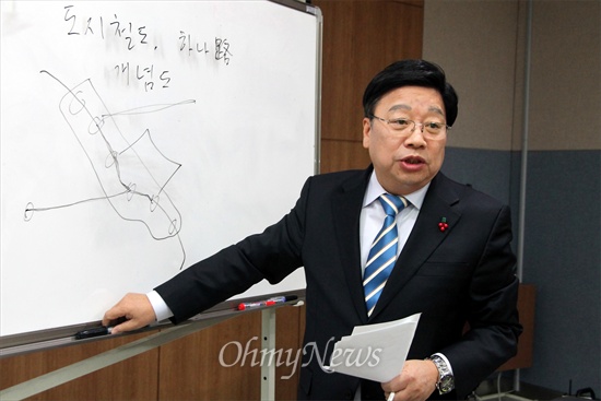 권선택 전 국회의원이 30일 대전도시철도 2호선 건설방식에 대한 자신의 생각을 밝히고 있다.