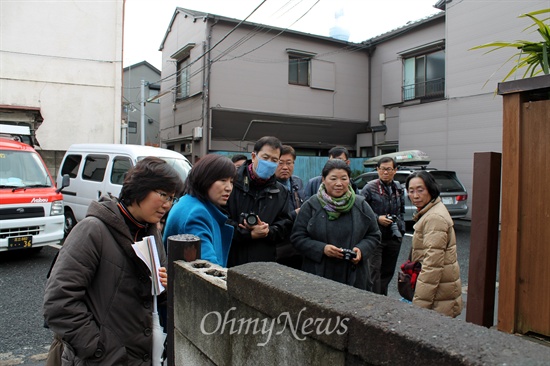 무코지마 마을을 둘러보 있는 군포의제21 일본현장 방문자들