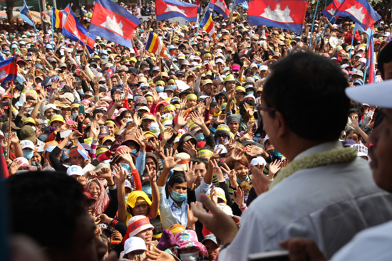 지난 29일 오후 2시경  캄보디아 수도 프놈펜 프리덤 공원에서 열린 집회에 참석중인 야당지지자들.
