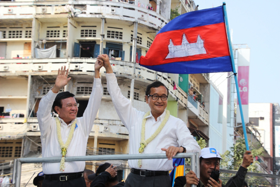프놈펜 시내 모니봉대로에서 시가행진중인 삼 랭시 통합야당(CNRP) 대표와 켐 소카 부대표.