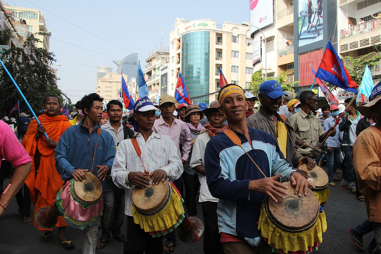 약 4만 명으로 추정되는 시가행진 참석자들이 전통악기를 연주하며 시위대의 흥을 돋우고 있다.