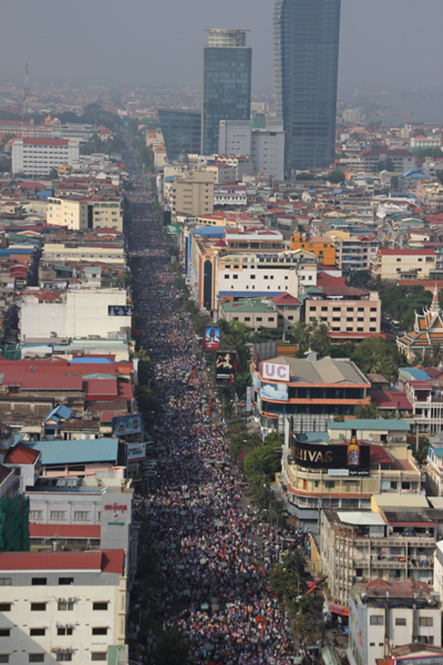 지난 29일 수도 프놈펜 모니봉대로를 가득 메운 군중들.