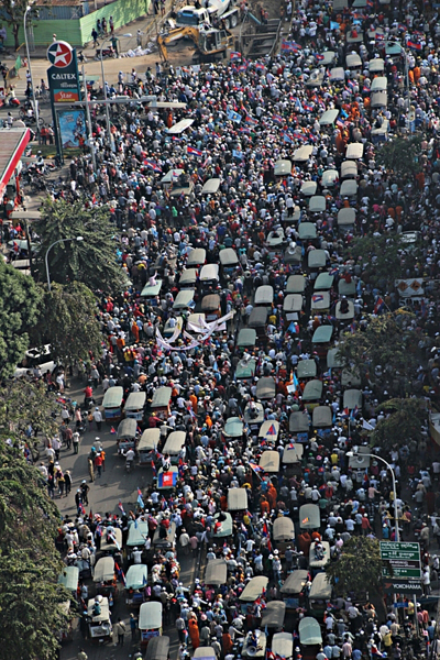 지난 29일 모니봉대로를 가득 메운 채 인산인해를 이루고 있는 캄보디아 시위자들.