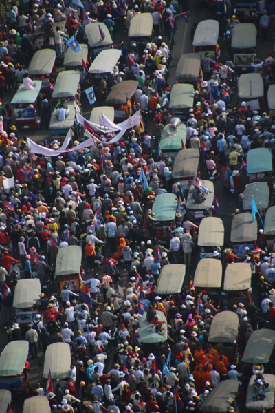 29일 열린 통합야당(CNRP) 시가 행진에 등장한 툭툭(삼륜오토바이택시) 행렬의 모습.