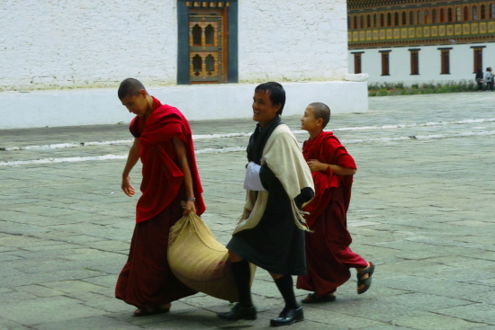 타쉬쵸 드죵 뜰을 걸어가는 승려들