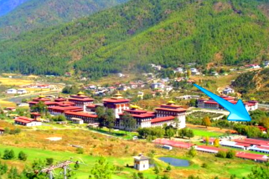 현 5대 부탄 국왕 지그메 케사르 남걀 왕축 국왕은 궁전 뒤 숲에 둘러싸인 작은 집에서 살고 있다.