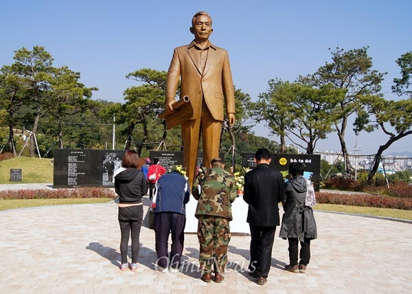 10월 26일 경북 구미시 상모동 박정희 전대통령 생가 부근에 세워진 박 전 대통령 동상 앞에서 시민들이 고개숙여 추모를 하고 있다.