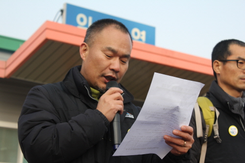 박노건 호남지방본부 부본부장이 철도노조 투쟁지침을 전달하고 있다.