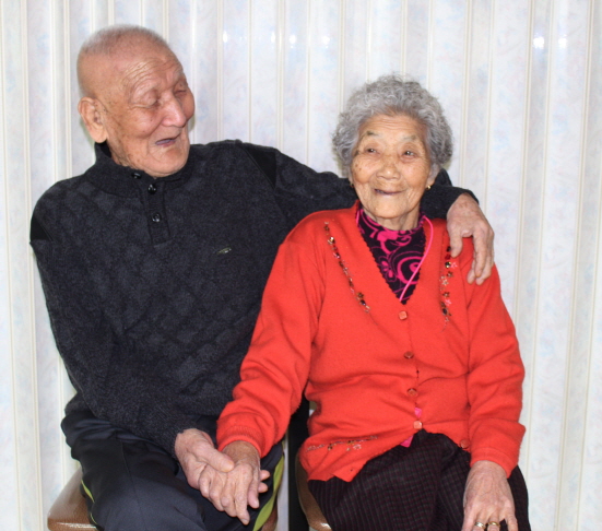 "이리 보아도 내 사랑, 저리 보아도 내 사랑"이란 노랫말과 어울리는 장면이다. 100세 된 할아버지는 93세된 할머니가 그렇게 좋으신가보다. 사진 찍을 때는 몰랐는데, 집에 와서 보니 할아버지 귀가 '부처님 귀"요, 할머니는 귀고리를 하셨다. 