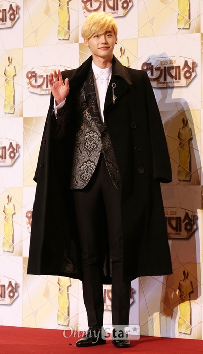 이종석, '절정의 패셔니스타'  31일 오후 서울 상암동 SBS 프리즘타워에서 열린 <2013 SBS 연기대상> 레드카펫에서 배우 이종석이 손인사를 하고 있다. 