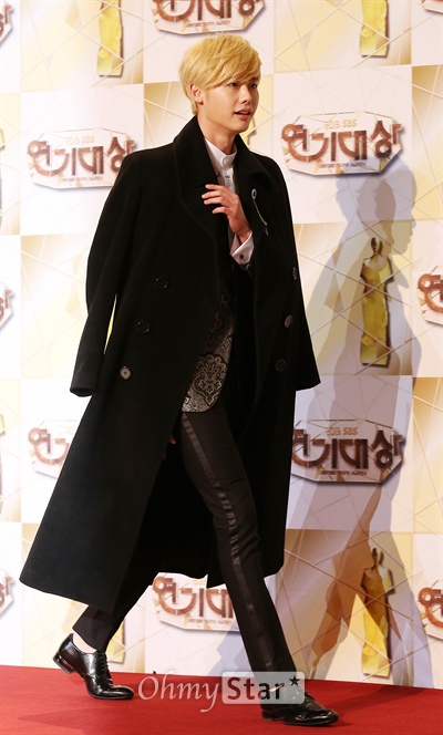 이종석, '아무나 소화못할 패션'  31일 오후 서울 상암동 SBS 프리즘타워에서 열린 <2013 SBS 연기대상> 레드카펫에서 배우 이종석이 시상식장으로 향하고 있다. 