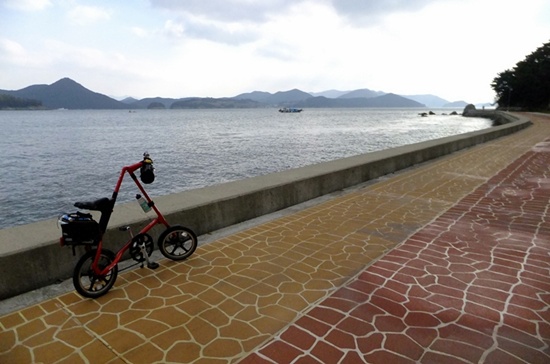 통영 도남동 부근의 삼칭이 해안도로는 자전거 타기 좋은 길이다. 