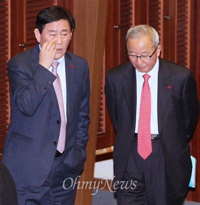  국회 예결위 민주당 간사인 최재천 의원이 1일 새벽 본회의에서 최경환 새누리당 원내대표가 국회법 절차를 무시하고 '쪽지예산' 끼워넣기를 시도했다고 폭로하자, 굳은 표정의 최 원내대표가 현오석 경제부총리와 대책을 논의하고 있다.