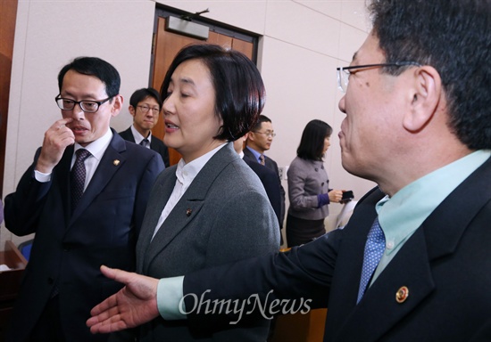 [오마이포토] 외촉법 반대 박영선, "악수 안합니다" 