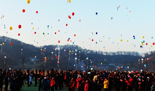     1일 공주금강신관공원에 모인 기관 단체장과 시민들이 소원 성취 풍선을 날리고 있다. 