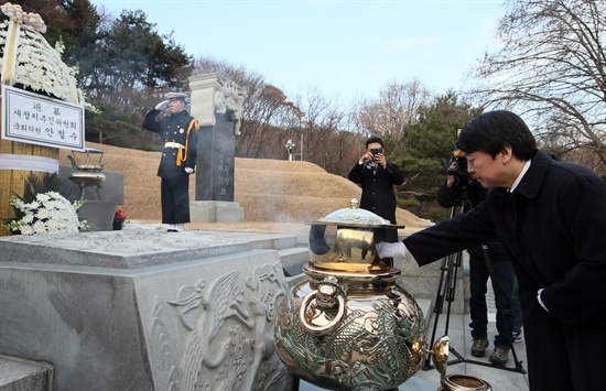 안철수 의원이 지난 2014년 1월 1일 서울 동작구 국립서울현충원 박정희 전 대통령 묘역에서 참배하고 있다.