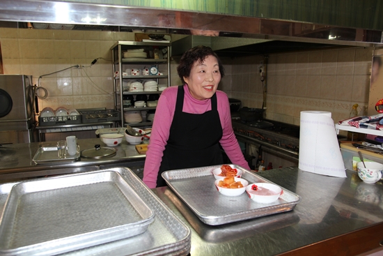 김상례씨는 남편의 시부모를 모시고 살면서 자연스럽게 황해도식 만두 만드는 법을 배웠다.
