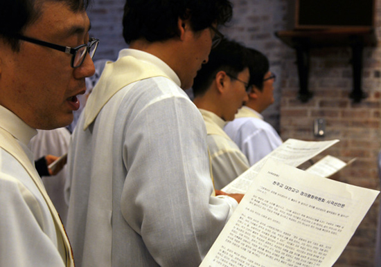 사제들 모두 전체 신자들과 함께 '시국선언문'을 소리 맞춰 낭독하고 있다. 