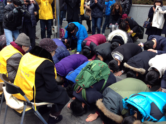 갑오년 새해 첫 수요시위에 참가한 학생들이 김복동 길원옥 할머니에게 세배를 올리고 있다