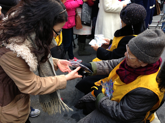 위안부 피해자 길원옥 김복동 할머니(왼쪽 부터)가 참가자들에게 새해 선물을 나눠주고 있다