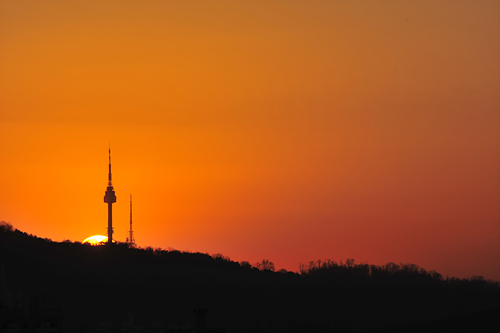 남산 타워 아래로 태양이 올라 옵니다.