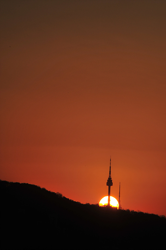 남산 타워 아래에서 솟아 오르는 태양