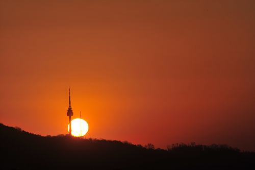 남산 타워로 떠오르는 태양