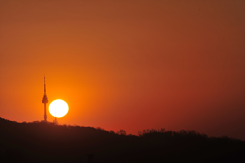남산 타워와 태양