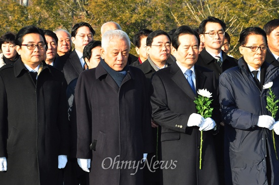  김한길 대표 등 민주당 지도부가 2일 오전 경남 김해 봉하마을을 찾아 고 노무현 대통령 묘역을 참배했다.