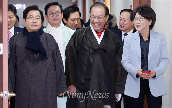 [오마이포토] 한복 입은 새누리당, 최경환은 불참 