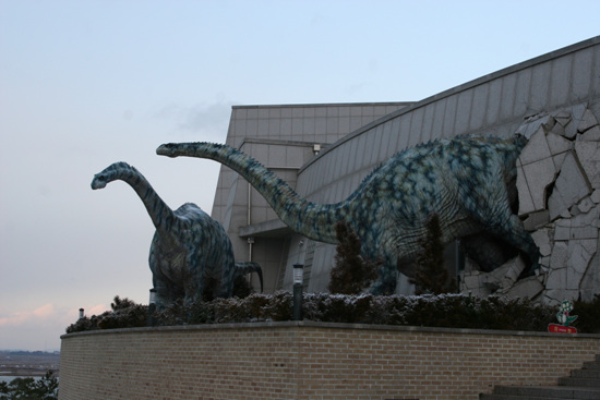 박물관 벽을 뚫고 나오는 공룡