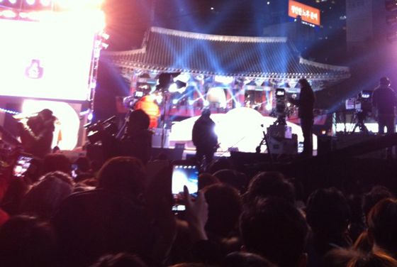 2013ㄴ녀 12월 31일 저녁 서울 종로 보신각 무대에 공연을 펼쳐지고 있는 모습이다.