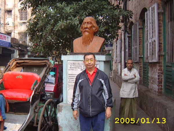 2005년 방문 시 콜카타 거리 타고르 흉상 앞에서