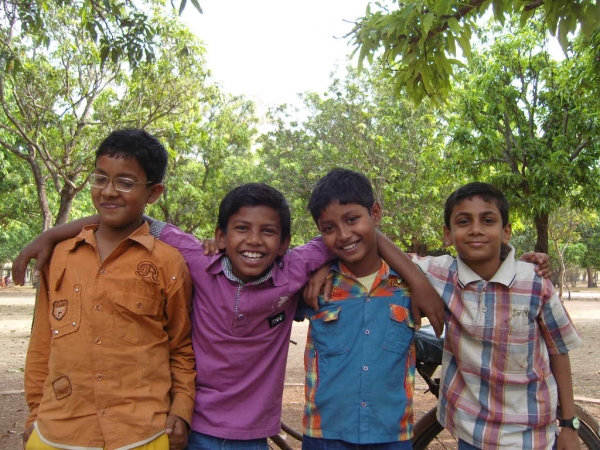 망고나무숲에서 만난 천진난만한 숲속학교 아이들