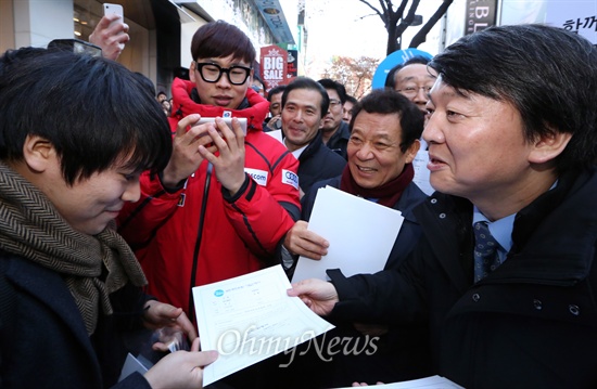 안철수 무소속 의원이 새정치추진위원회 공동위원장들과 함께 지난 2014년 1월 2일 오후 서울 명동에서 '펼쳐라! 새정치, 응답하라! 국민추진위' 거리 설명회를 열었다.